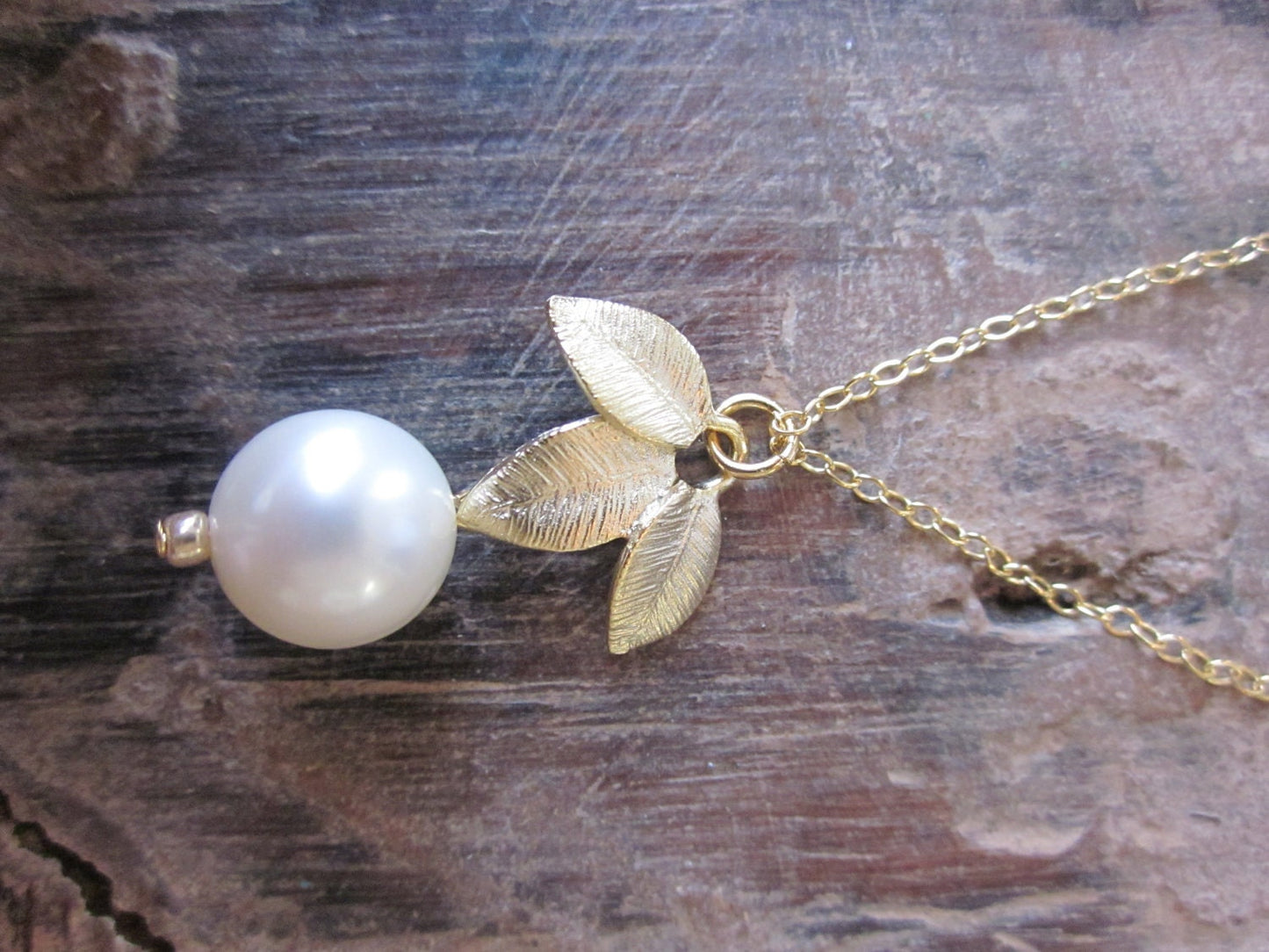 White Freshwater Pearl Necklace Gold Leaf Necklace - Freshwater Pearl Jewelry - Round Pearl Bridesmaid Jewelry - Pearl Bridal Necklace