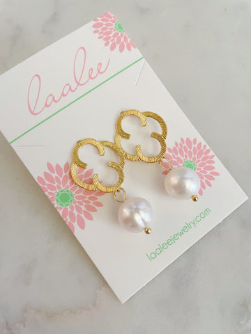 Clover Earrings, Gold Bridal Earrings, Gold Wedding Earrings, Pearl Earrings, Bridesmaid Jewelry, Gold Bridal Jewelry, Stud Bridal Earrings